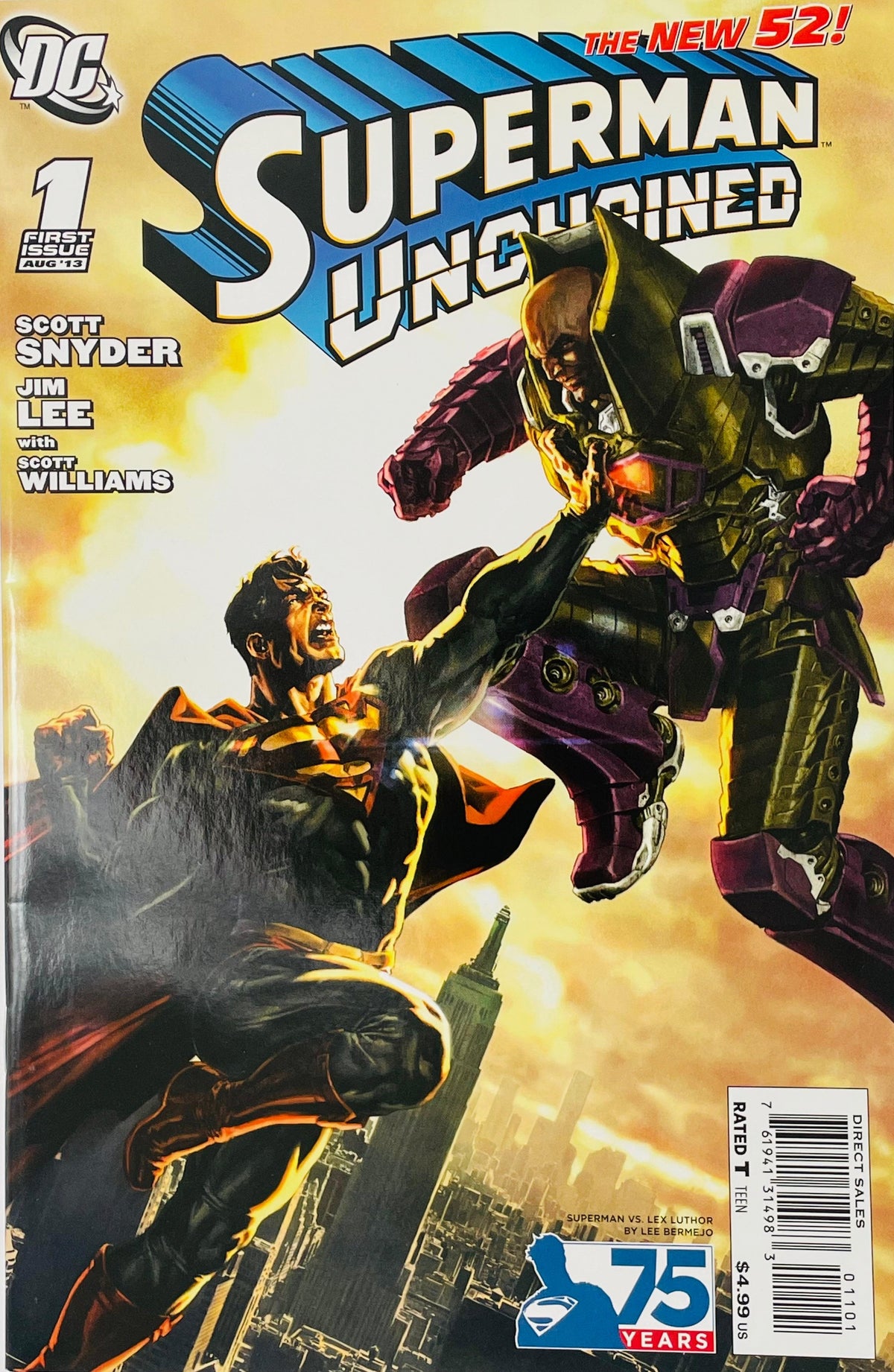 Superman Unchained issue 1 variant cover by Lee Bermejo featuring Superman fighting Lex Luthor in his green and purple warsuit over Metropolis.